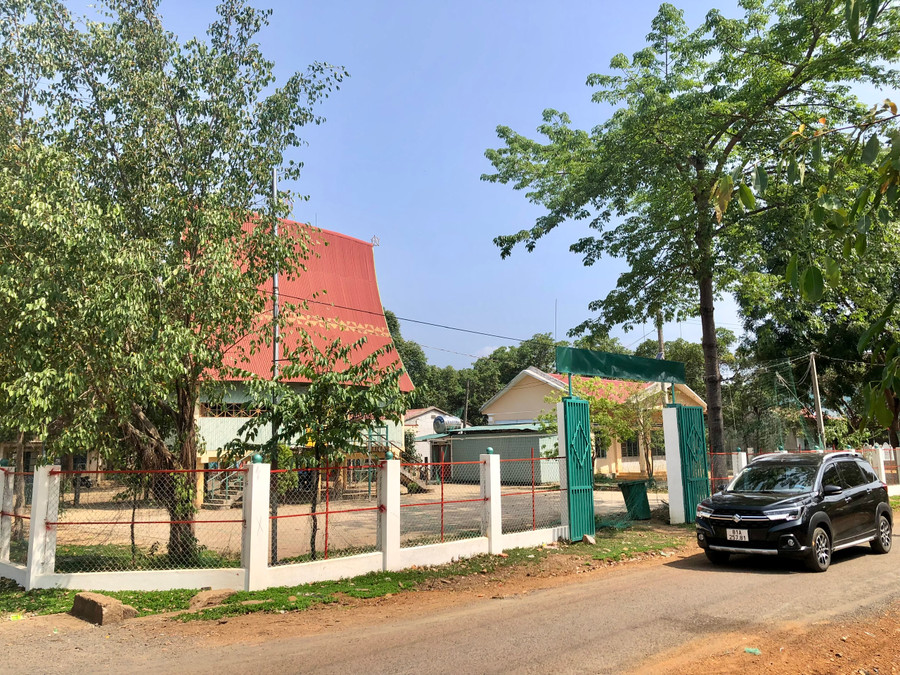 Làng Nú đã xây dựng được nhà rông văn hóa, nhà sinh hoạt cộng đồng và hệ thống đường giao thông nông thôn khang trang. Ảnh: Lê Nam