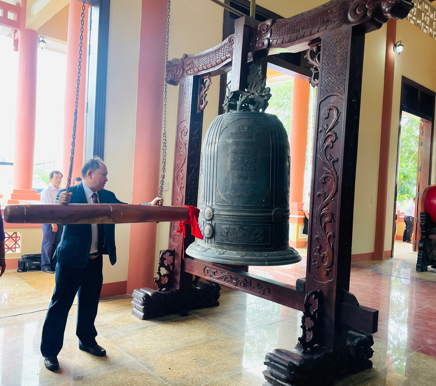 Phó Bí thư Tỉnh ủy Rah Lan Chung đánh hồi chuông thỉnh anh linh các liệt sĩ. Ảnh: Lam Nguyên Phó Bí thư Tỉnh ủy Rah Lan Chung đánh hồi chuông thỉnh anh linh các liệt sĩ. Ảnh: Lam Nguyên