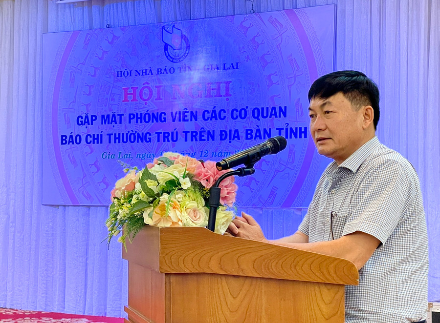 Nhà báo Huỳnh Kiên-Tổng Biên tập Báo Gia Lai, Chủ tịch Hội Nhà báo tỉnh Gia Lai phát biểu tại buổi gặp mặt. Ảnh: Lam Nguyên Nhà báo Huỳnh Kiên-Tổng Biên tập Báo Gia Lai, Chủ tịch Hội Nhà báo tỉnh Gia Lai phát biểu tại buổi gặp mặt. Ảnh: Lam Nguyên