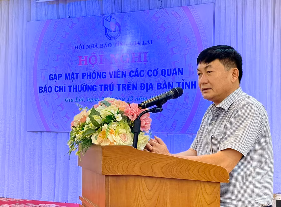 Nhà báo Huỳnh Kiên-Tổng Biên tập Báo Gia Lai, Chủ tịch Hội Nhà báo tỉnh Gia Lai phát biểu tại buổi gặp mặt. Ảnh: Lam Nguyên