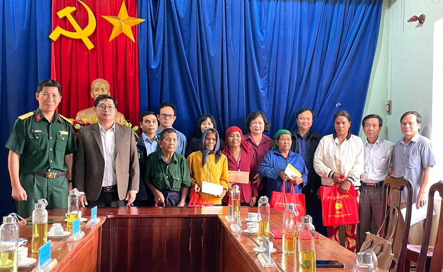 Những phần quà của tỉnh được trao tặng đến các gia đình chính sách, người có công. Ảnh: Lam Nguyên