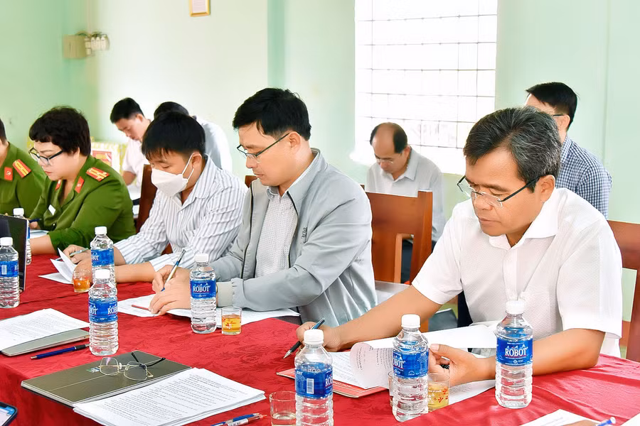 Bí thư Tỉnh ủy Hồ Văn Niên (bìa phải) dự buổi sinh hoạt thường kỳ tháng 3-2024 cùng Chi bộ làng Đê Kôn. Ảnh: Đức Thụy