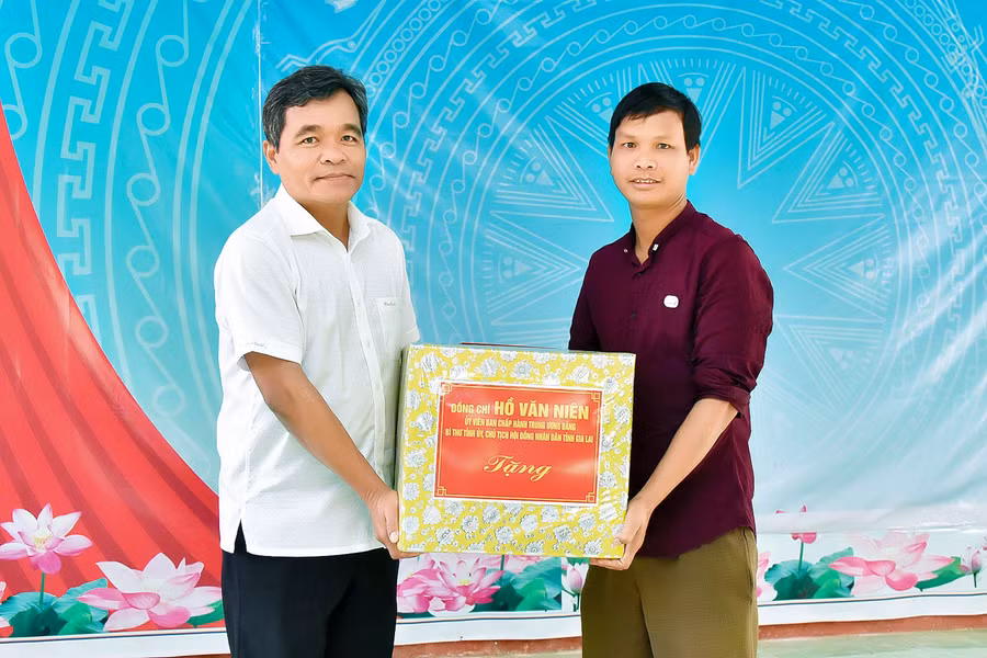 Bí thư Tỉnh ủy Hồ Văn Niên đã tặng một phần quà cho Chi bộ làng Đê Kôn. Ảnh: Đức Thụy