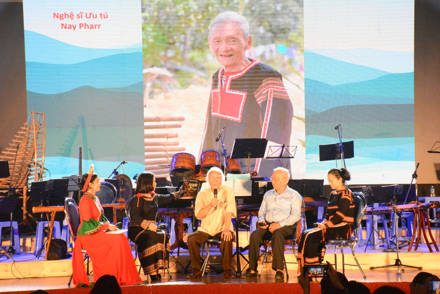 Các khách mời chia sẻ kỷ niệm với cố Nghệ sĩ Ưu tú Nay Pharr và các kinh nghiệm cải tiến đàn t'rưng. Ảnh: Phương Duyên Các khách mời chia sẻ kỷ niệm với cố Nghệ sĩ Ưu tú Nay Pharr và các kinh nghiệm cải tiến đàn t'rưng. Ảnh: Phương Duyên