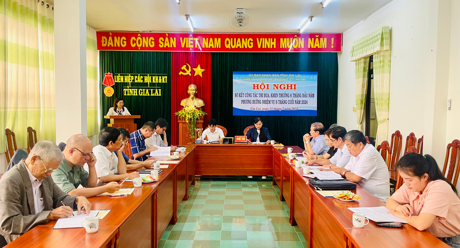 Đại diện các đơn vị thành viên tham gia hội nghị của Khối thi đua các tổ chức Chính trị-Xã hội-Nghề nghiệp tỉnh. Ảnh: Lam Nguyên