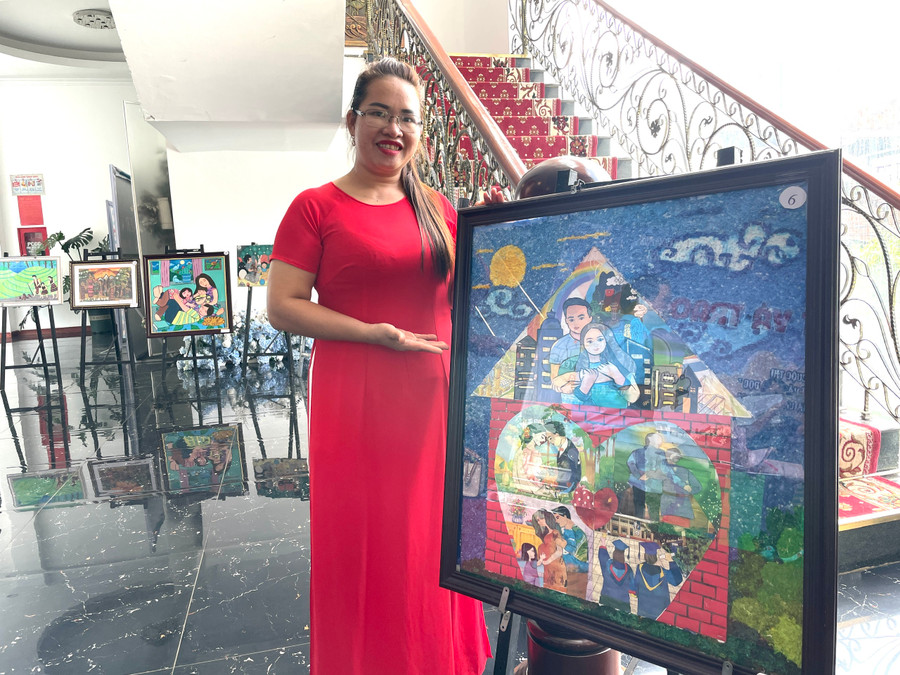 Tác giả Tống Thị Thu Hương-Trường Tiểu học Chu Văn An (huyện Phú Thiện) bên tác phẩm đạt giải nhất cuộc thi tìm hiểu kiến thức pháp luật về gia đình và phòng-chống bạo lực gia đình. Ảnh: Lam Nguyên