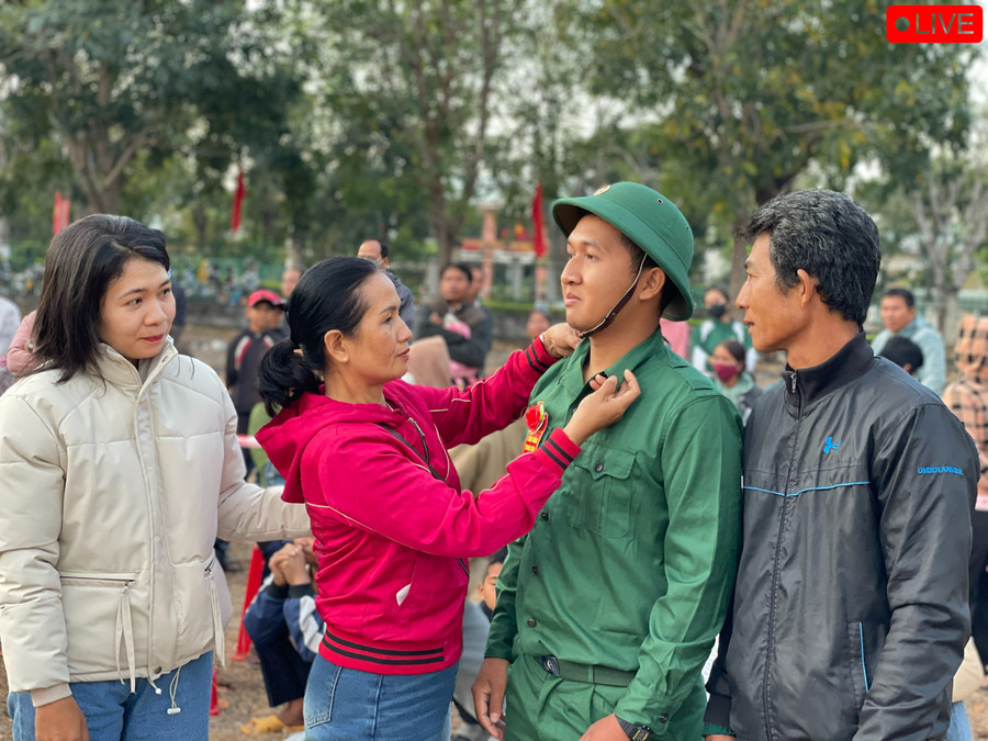 Tân binh Rmah Sơ Va nén niềm xúc động khi chia tay gia đình. Anh là một trong 4 người vinh dự được đứng vào hàng ngũ của Đảng trước ngày tòng quân. Ảnh: Lam Nguyên