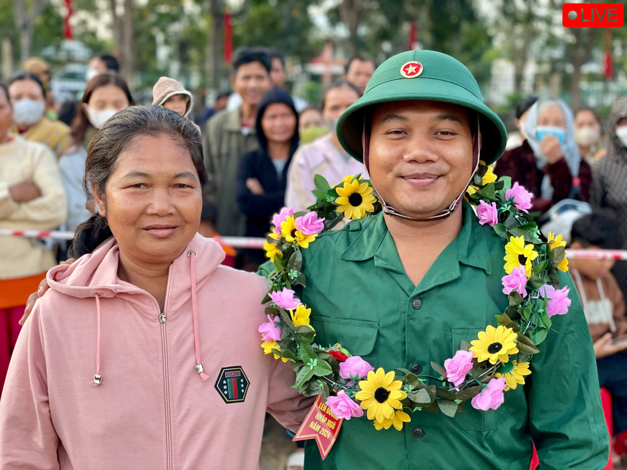 Tân binh Rah Lan Dao chia tay mẹ lên đường nhập ngũ với quyết tâm nỗ lực phấn đấu, tiếp nối truyền thống cha ông. Ảnh: Lam Nguyên