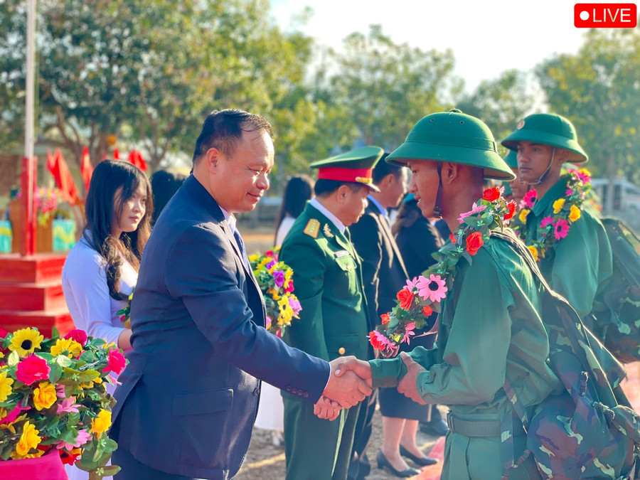 Phó Chủ tịch UBND tỉnh Dương Mah Tiệp tặng hoa các tân binh trước khi lên đường nhập ngũ. Ảnh: Lam Nguyên