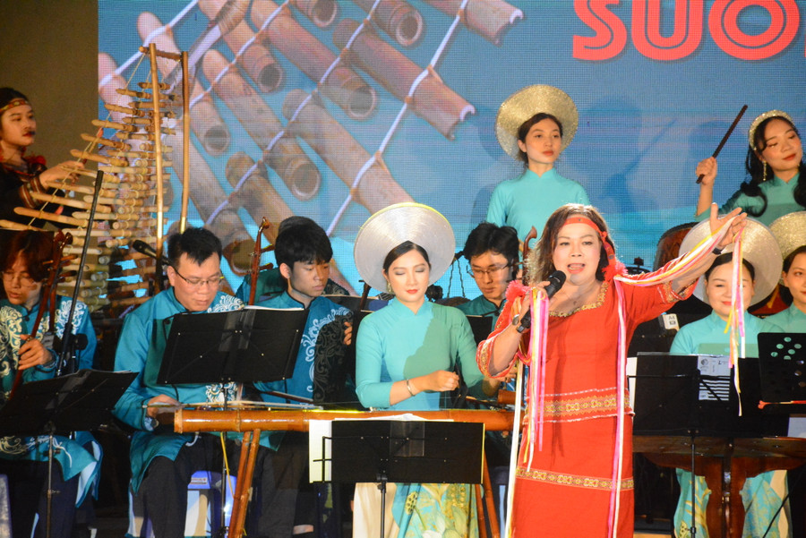 NSND Rơ Chăm Phiang khoe chất giọng soprano trong sáng, tinh tế với ca khúc "Đàn t'rưng". Ảnh: Phương Duyên NSND Rơ Chăm Phiang khoe chất giọng soprano trong sáng, tinh tế với ca khúc "Đàn t'rưng". Ảnh: Phương Duyên