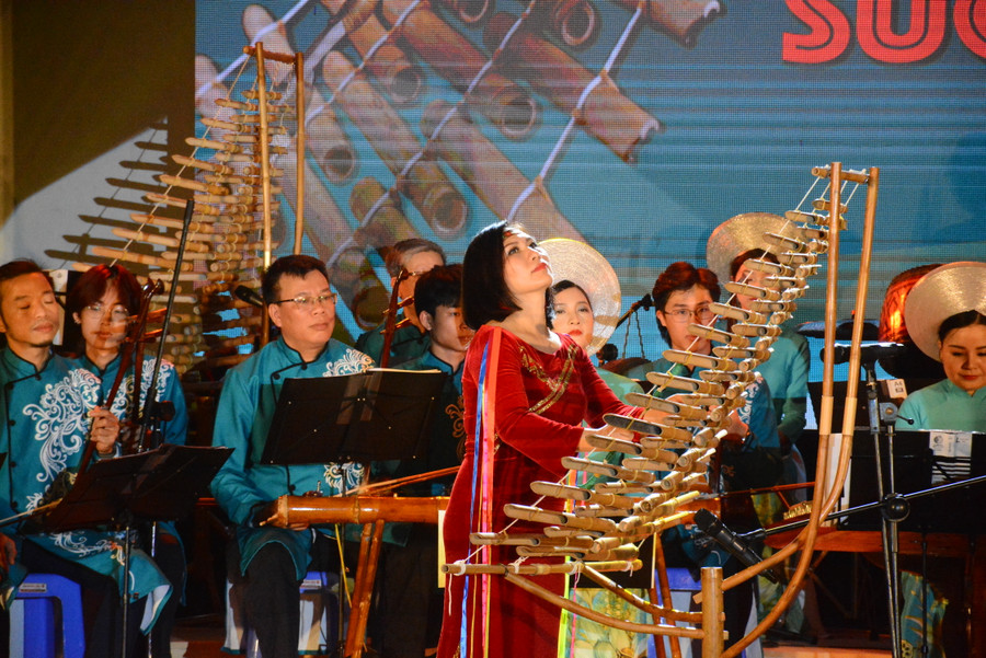 NSND Hoa Đăng-Tổng đạo diễn chương trình-trong một tiết mục biểu diễn đàn t'rưng. Ảnh: Phương Duyên NSND Hoa Đăng-Tổng đạo diễn chương trình-trong một tiết mục biểu diễn đàn t'rưng. Ảnh: Phương Duyên