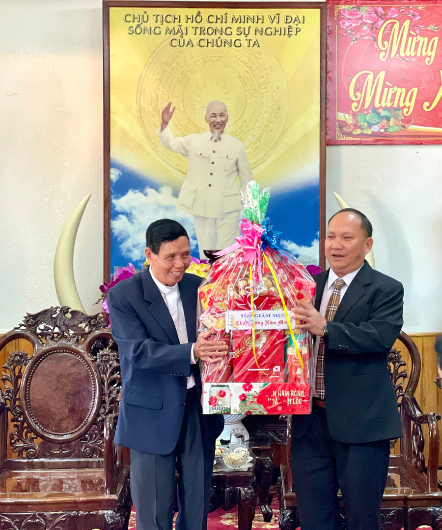 Linh mục Đỗ Hiệu (bìa trái) thay mặt đoàn đại diện Tòa Giám mục Giáo phận Kon Tum chúc Tết Tỉnh ủy Gia Lai. Ảnh: Lam Nguyên