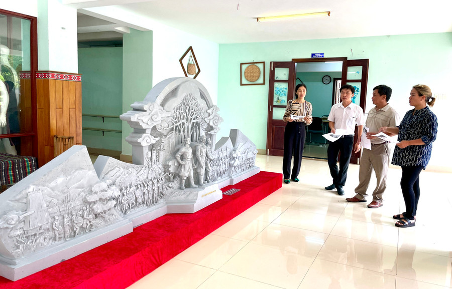 Tiền sảnh Khu Bảo tàng Hồ Chí Minh (trực thuộc Bảo tàng tỉnh Gia Lai) là nơi trưng bày các mẫu phác thảo “Tượng đài Tây Sơn Tam kiệt và Phù điêu” để lấy ý kiến Nhân dân và du khách. Ảnh: Lam Nguyên Tiền sảnh Khu Bảo tàng Hồ Chí Minh (trực thuộc Bảo tàng tỉnh Gia Lai) là nơi trưng bày các mẫu phác thảo “Tượng đài Tây Sơn Tam kiệt và Phù điêu” để lấy ý kiến Nhân dân và du khách. Ảnh: Lam Nguyên