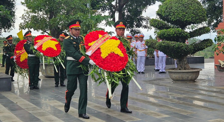 Nghi thức dâng hoa tại lễ viếng. Ảnh: Ngọc Duy Nghi thức dâng hoa tại lễ viếng. Ảnh: Ngọc Duy