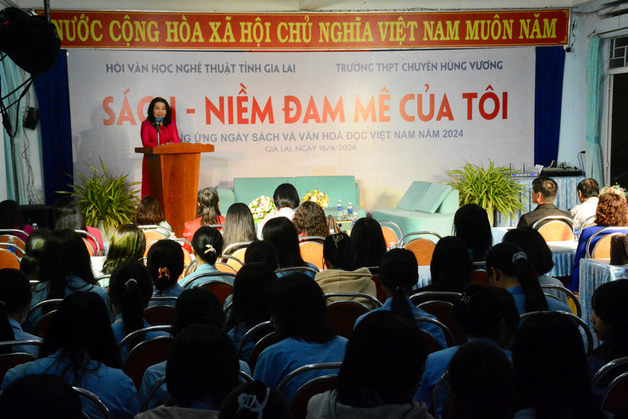 Đông đảo học sinh nhà trường tham gia buổi tọa đàm. Ảnh: Lam Nguyên Đông đảo học sinh nhà trường tham gia buổi tọa đàm. Ảnh: Lam Nguyên