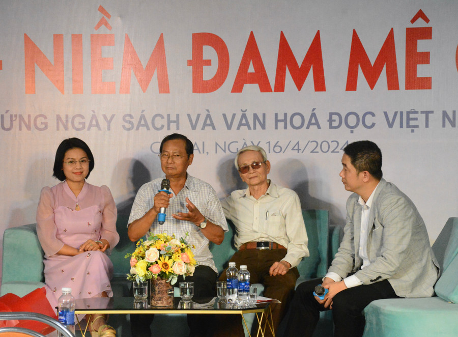 Nhà báo Đoàn Minh Phụng-nguyên Tổng Biên tập Báo Gia Lai-chia sẻ về giá trị của sách. Ảnh: Lam Nguyên Nhà báo Đoàn Minh Phụng-nguyên Tổng Biên tập Báo Gia Lai-chia sẻ về giá trị của sách. Ảnh: Lam Nguyên