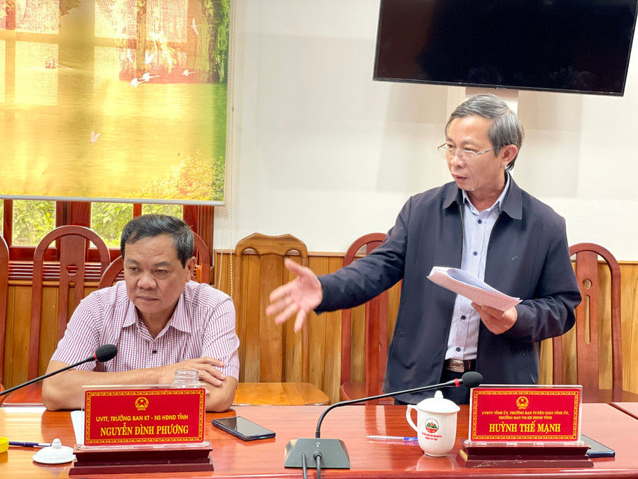 Ông Huỳnh Thế Mạnh-Ủy viên Ban Thường vụ Tỉnh ủy, Trưởng ban Tuyên giáo Tỉnh ủy, Trưởng ban Văn hóa-Xã hội HĐND tỉnh,Phó Trưởng đoàn giám sát nêu ý kiến tại cuộc họp. Ảnh: Lam Nguyên