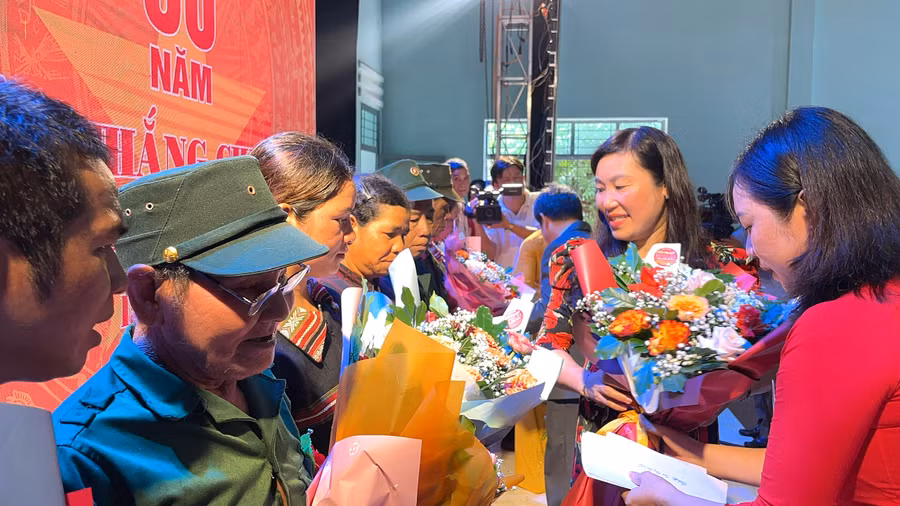 Lãnh đạo huyện Ia Grai tri ân các tập thể, cá nhân trực tiếp tham gia chiến đấu, phục vụ chiến đấu tại Chiến thắng Chư Nghé. Ảnh: Lam Nguyên