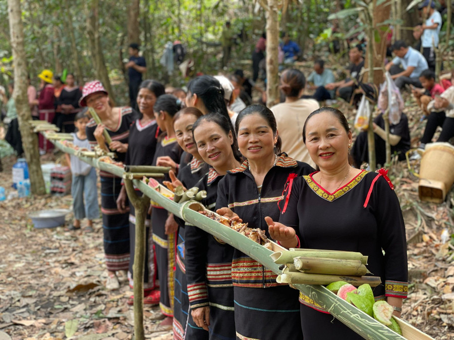 Lễ cúng rừng hàng năm là dịp gắn kết cộng đồng. Ảnh: Lam Nguyên Lễ cúng rừng hàng năm là dịp gắn kết cộng đồng. Ảnh: Lam Nguyên