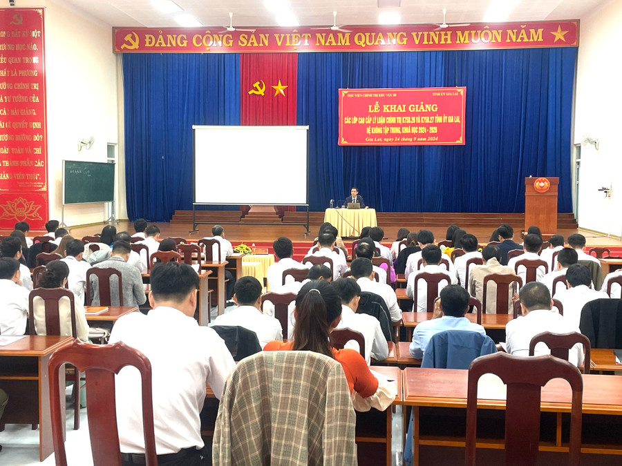 Tham gia 2 lớp cao cấp lý luận chính trị có 82 học viên. Ảnh: Lam Nguyên