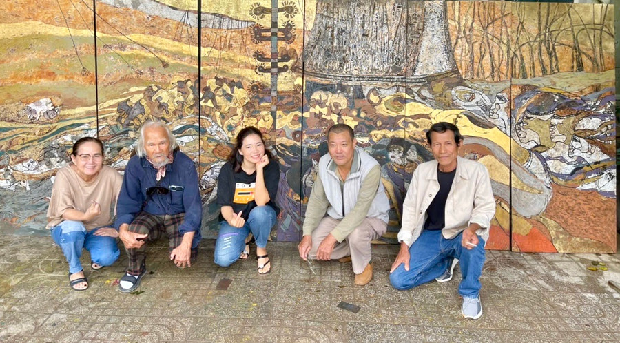 Điêu khắc gia Phạm Văn Hạng (thứ 2 từ trái sang) cảm phục sự lao lực, sức sáng tạo của nữ họa sĩ Xuân Thu với tranh sơn mài. Ảnh: Nhân vật cung cấp