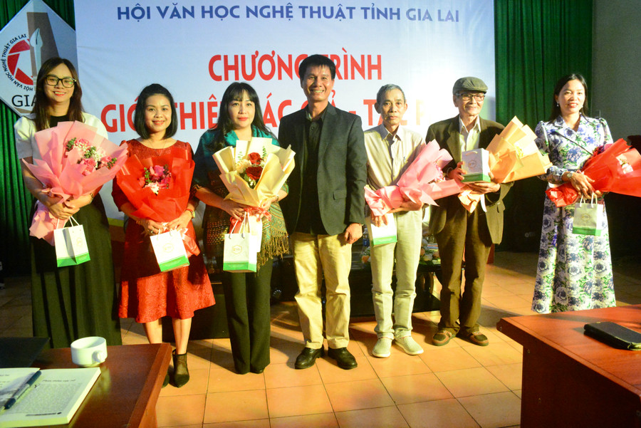 Nghệ sĩ Ưu tú Đặng Công Hưng-Phó Chủ tịch phụ trách Hội Văn học Nghệ thuật Gia Lai tặng hoa các tác giả tham gia giao lưu tại chương trình. Ảnh: Lam Nguyên Nghệ sĩ Ưu tú Đặng Công Hưng-Phó Chủ tịch phụ trách Hội Văn học Nghệ thuật Gia Lai tặng hoa các tác giả tham gia giao lưu tại chương trình. Ảnh: Lam Nguyên