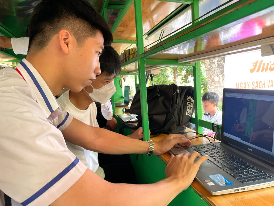 Xe ô tô thư viện lưu động của Thư viện tỉnh thường xuyên phục vụ tại các địa phương trong tỉnh. Ảnh: Lam Nguyên