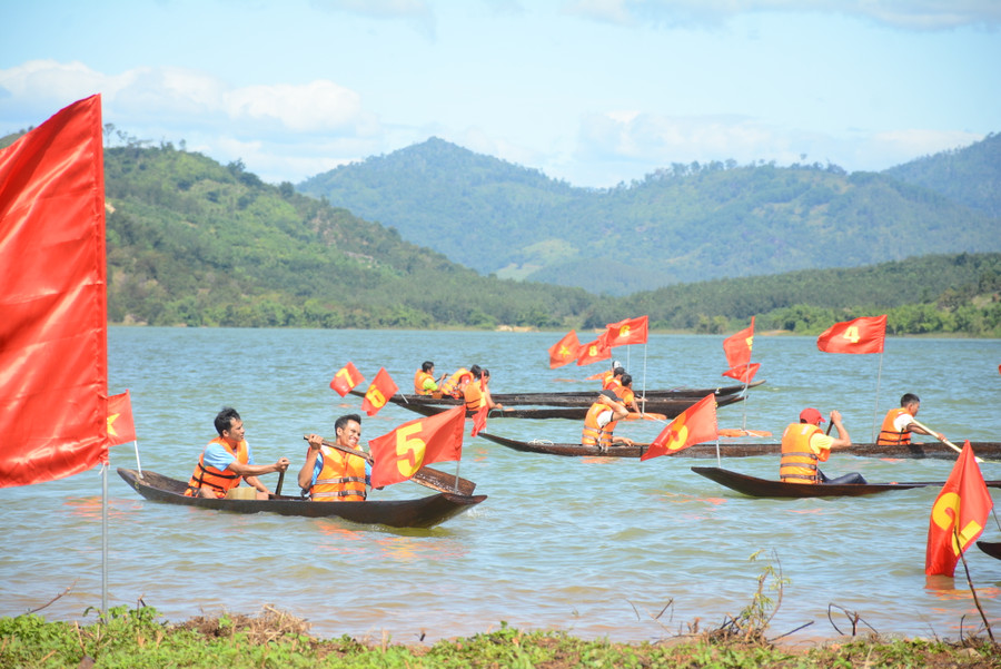Đây là lần đầu tiên Ban tổ chức trao cúp A Sanh cho đội vô địch Hội đua thuyền độc mộc trên sông Pô Cô năm 2023. Đây là lần đầu tiên Ban tổ chức trao cúp A Sanh cho đội vô địch Hội đua thuyền độc mộc trên sông Pô Cô năm 2023.
