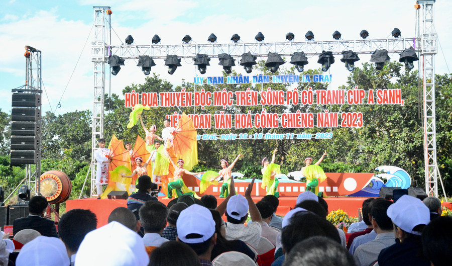 Đông đảo diễn viên, vận động viên, nghệ nhân và du khách về tham dự ngày hội. Ảnh: Lam Nguyên Đông đảo diễn viên, vận động viên, nghệ nhân và du khách về tham dự ngày hội. Ảnh: Lam Nguyên