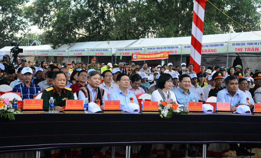 Lãnh đạo tỉnh tham dự lễ khai mạc Hội đua thuyền độc mộc trên sông Pô Cô tranh cúp A Sanh và Liên hoan Văn hóa Cồng chiêng năm 2023. Ảnh: Lam Nguyên Lãnh đạo tỉnh tham dự lễ khai mạc Hội đua thuyền độc mộc trên sông Pô Cô tranh cúp A Sanh và Liên hoan Văn hóa Cồng chiêng năm 2023. Ảnh: Lam Nguyên