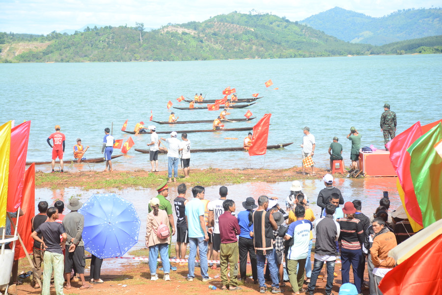 Thời tiết đẹp sáng 17-11 giúp Hội đua thuyền diễn ra thuận lợi. Ảnh: Lam Nguyên Thời tiết đẹp sáng 17-11 giúp Hội đua thuyền diễn ra thuận lợi. Ảnh: Lam Nguyên