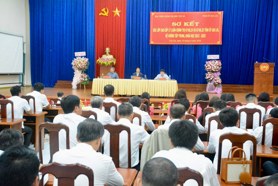 Quang cảnh buổi sơ kết 2 lớp cao cấp lý luận chính trị. Ảnh: Lam Nguyên