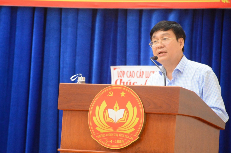 Trưởng ban Tổ chức Tỉnh ủy Huỳnh Quang Thái phát biểu tại buổi sơ kết 2 lớp cao cấp lý luận chính trị. Ảnh: Lam Nguyên