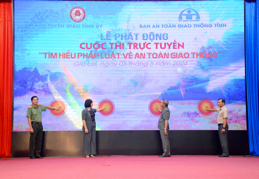 Các đại biểu bấm nút phát động cuộc thi trực tuyến “Tìm hiểu pháp luật về an toàn giao thông”. Ảnh: Lam Nguyên Các đại biểu bấm nút phát động cuộc thi trực tuyến “Tìm hiểu pháp luật về an toàn giao thông”. Ảnh: Lam Nguyên