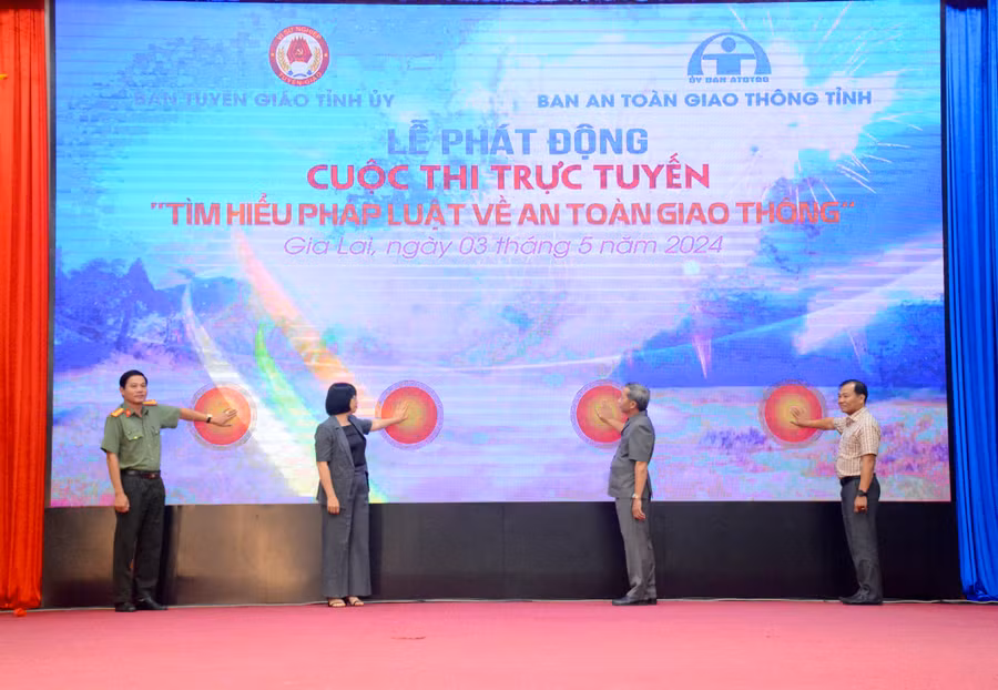 Các đại biểu bấm nút phát động cuộc thi trực tuyến “Tìm hiểu pháp luật về an toàn giao thông”. Ảnh: Lam Nguyên