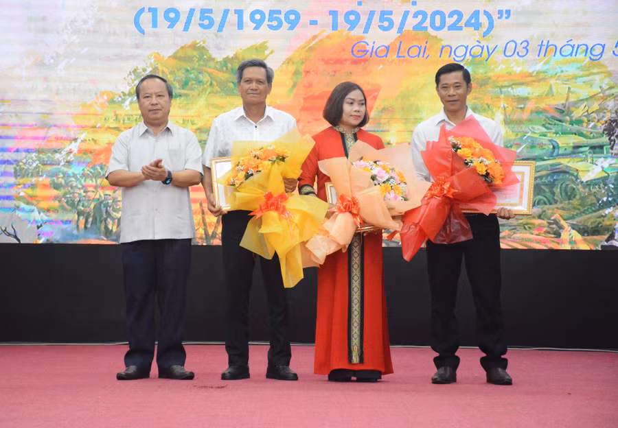 Phó Bí thư Thường trực Tỉnh ủy Châu Ngọc Tuấn trao giải nhất cho các tập thể xuất sắc. Ảnh: Lam Nguyên