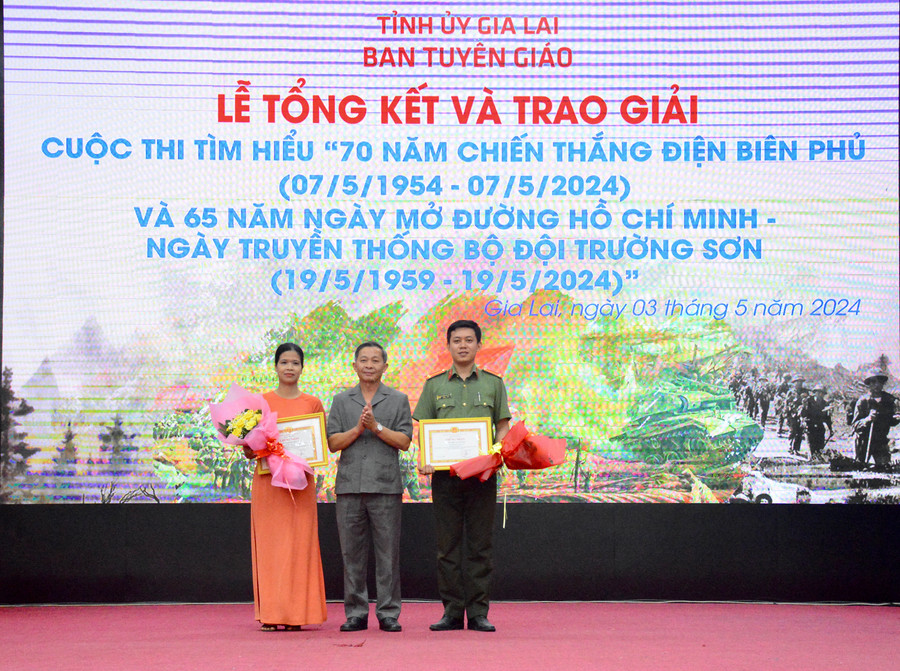 Trưởng ban Tuyên giáo Tỉnh ủy Huỳnh Thế Mạnh trao giải nhất cho các tác giả. Ảnh: Lam Nguyên Trưởng ban Tuyên giáo Tỉnh ủy Huỳnh Thế Mạnh trao giải nhất cho các tác giả. Ảnh: Lam Nguyên