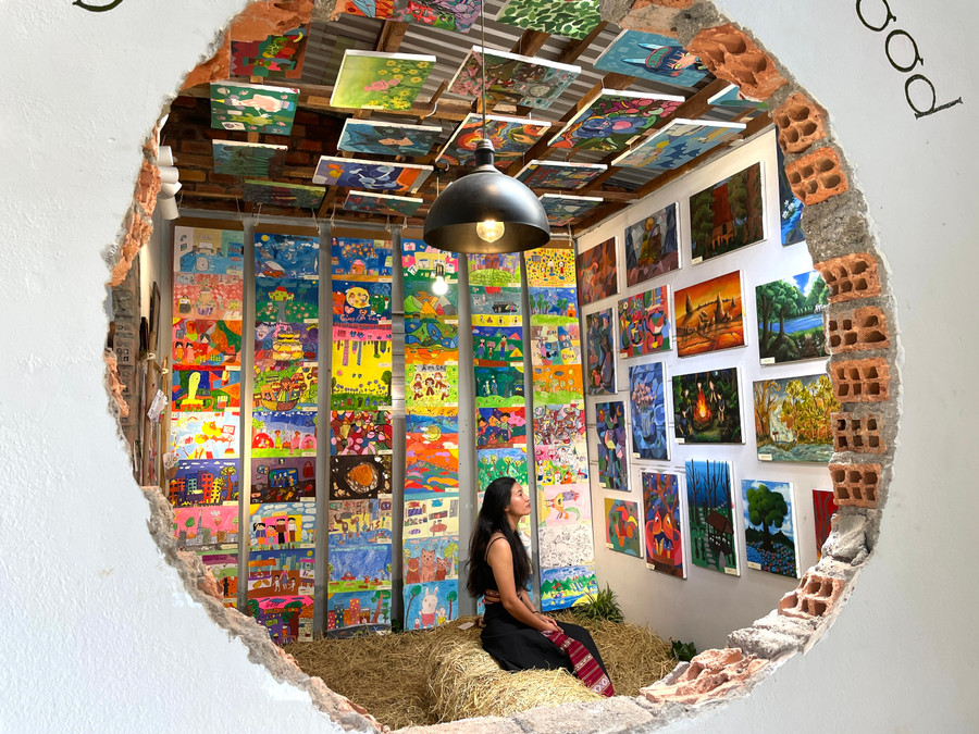 Không gian đậm chất nghệ thuật của triển lãm. Ảnh: Lam Nguyên