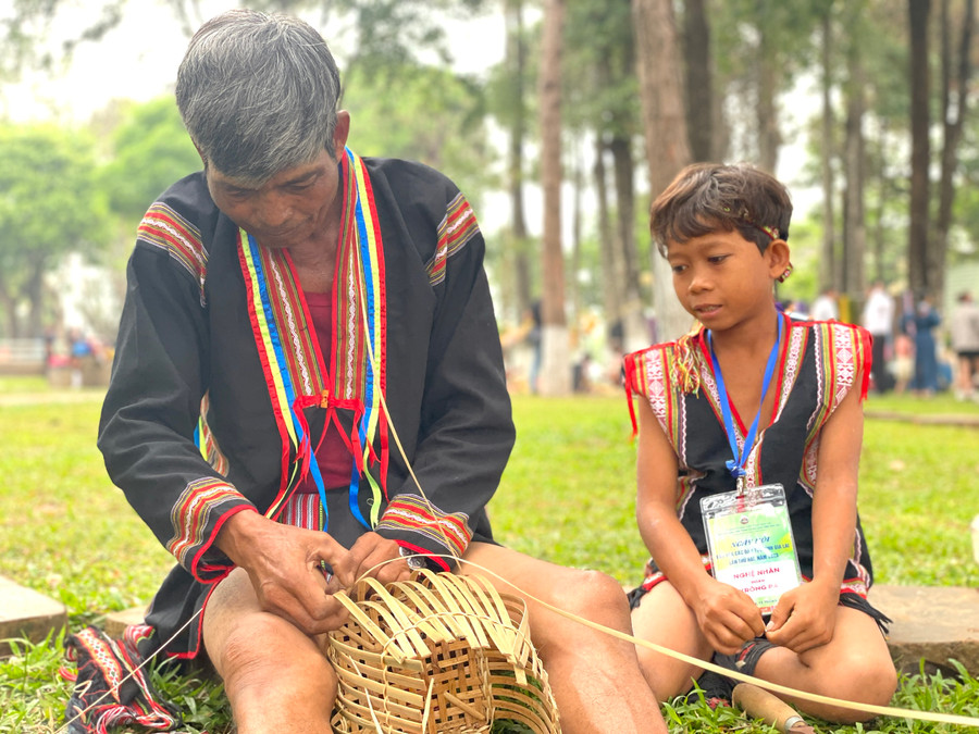 Sự chỉ dạy ân cần của ông, cha chính là cách &quot;tiếp lửa&quot; thiết thực đối với thế hệ trẻ. Ảnh: Lam Nguyên