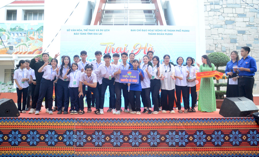 Niềm vui của các trại sinh tiểu trại Nguyễn Bá Ngọc trong năm thứ 2 liên tiếp giành giải nhất toàn đoàn. Ảnh: Lam Nguyên Niềm vui của các trại sinh tiểu trại Nguyễn Bá Ngọc trong năm thứ 2 liên tiếp giành giải nhất toàn đoàn. Ảnh: Lam Nguyên