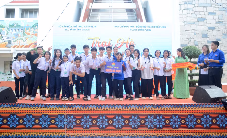 Niềm vui của các trại sinh tiểu trại Nguyễn Bá Ngọc trong năm thứ 2 liên tiếp giành giải nhất toàn đoàn. Ảnh: Lam Nguyên