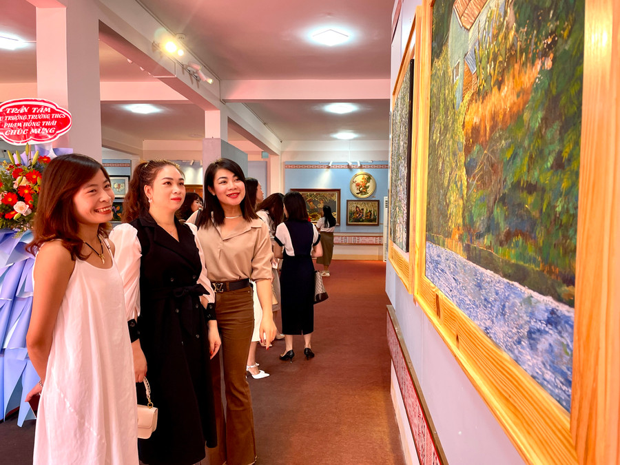 Công chúng tham quan một triển lãm mỹ thuật tổ chức tại TP. Pleiku năm 2023. Ảnh: Lam Nguyên