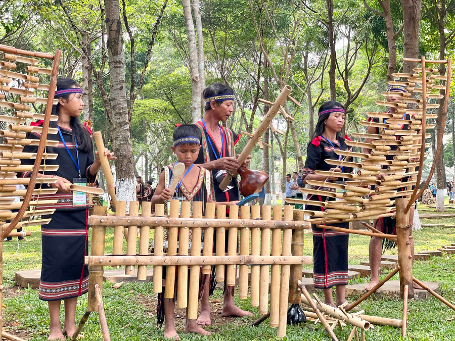Thêm một nghệ nhân &quot;nhí&quot; huyện Mang Yang gây ấn tượng với tài chơi đàn klông pút. Ảnh: Lam Nguyên