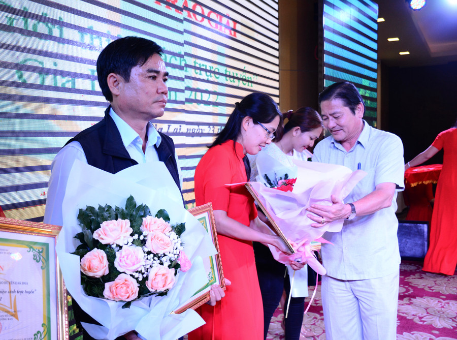 Các tập thể xuất sắc được trao giải tại cuộc thi “Giới thiệu sách trực tuyến” tỉnh Gia Lai năm 2022. Ảnh: Lam Nguyên