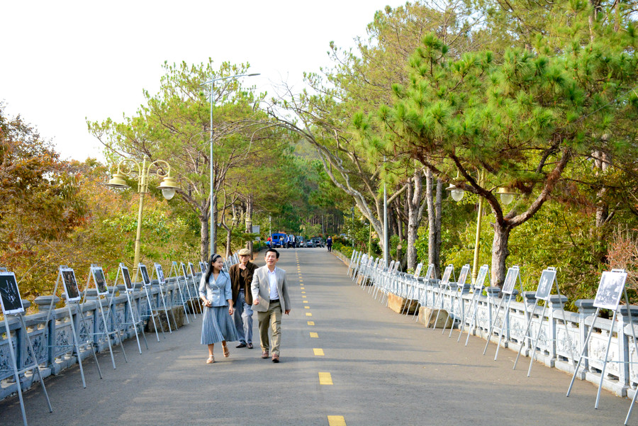 Triển lãm Ảnh nghệ thuật "Sắc màu cuộc sống" do Hội Văn học Nghệ thuật tỉnh Gia Lai tổ chức tại thắng cảnh Biển Hồ (TP. Pleiku) nhân kỷ niệm 48 năm ngày giải phóng tỉnh. Ảnh: Lam Nguyên Triển lãm Ảnh nghệ thuật "Sắc màu cuộc sống" do Hội Văn học Nghệ thuật tỉnh Gia Lai tổ chức tại thắng cảnh Biển Hồ (TP. Pleiku) nhân kỷ niệm 48 năm ngày giải phóng tỉnh. Ảnh: Lam Nguyên