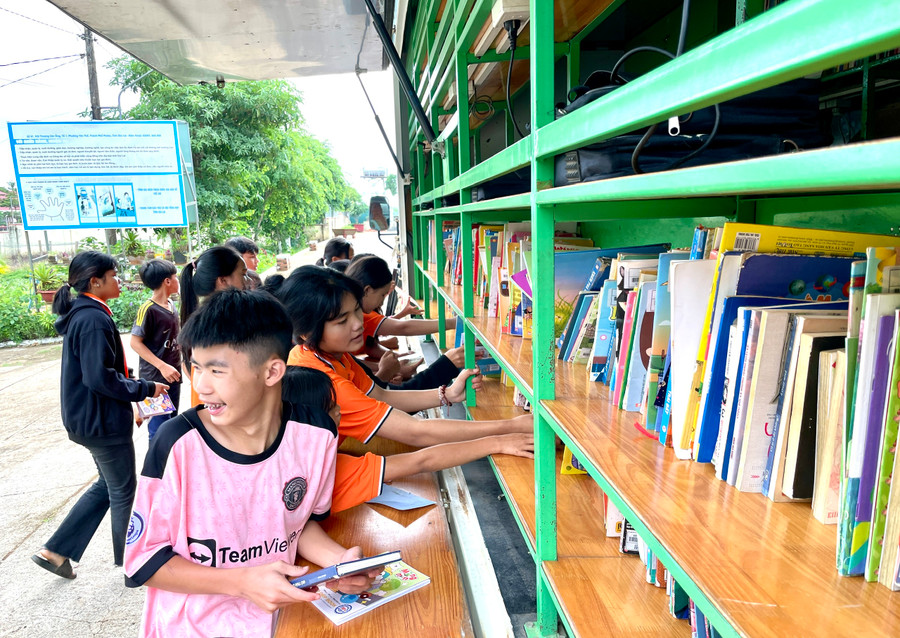 Các em thiếu nhi ở Trung tâm đọc sách tự chọn tại chương trình. Ảnh: Lam Nguyên Các em thiếu nhi ở Trung tâm đọc sách tự chọn tại chương trình. Ảnh: Lam Nguyên