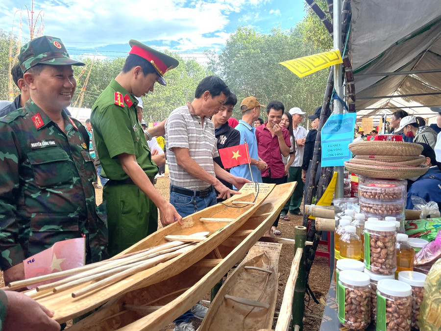 Gian hàng của xã Ia Khai-Ia Pếch thu hút đông đảo khách tham quan với sản phẩm du lịch độc đáo là mô hình thuyền độc mộc thu nhỏ. Ảnh: Lam Nguyên Gian hàng của xã Ia Khai-Ia Pếch thu hút đông đảo khách tham quan với sản phẩm du lịch độc đáo là mô hình thuyền độc mộc thu nhỏ. Ảnh: Lam Nguyên