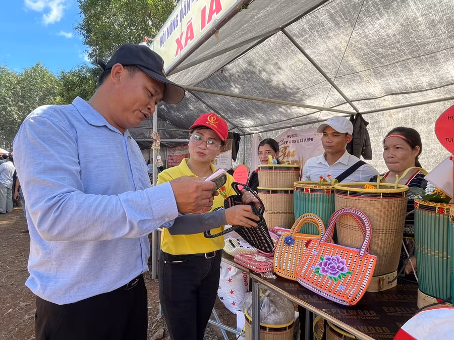 Nhiều sản phẩm thủ công truyền thống được giới thiệu tại các gian hàng tại ngày hội. Ảnh: Lam Nguyên Nhiều sản phẩm thủ công truyền thống được giới thiệu tại các gian hàng tại ngày hội. Ảnh: Lam Nguyên
