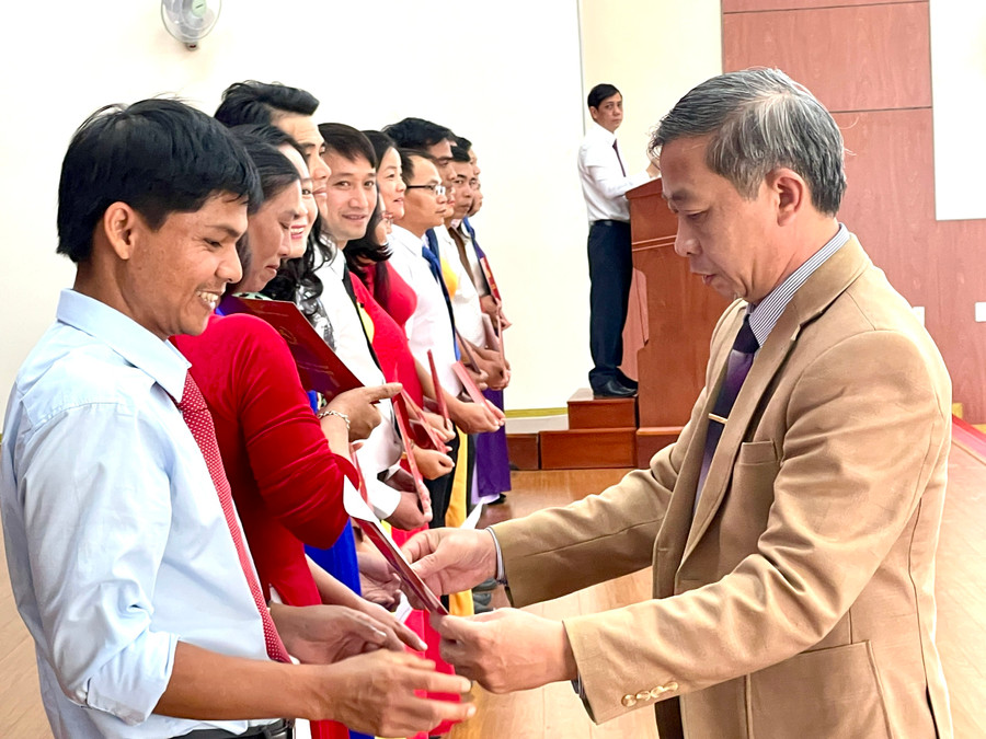 Trưởng ban Tuyên giáo Tỉnh ủy Huỳnh Thế Mạnh trao bằng tốt nghiệp cho các học viên. Ảnh: Lam Nguyên