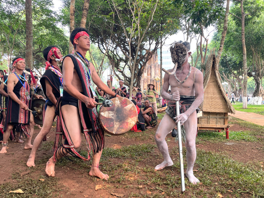 Không khí lễ hội được khuấy động nhờ sự góp vui của pơtual. Ảnh: Phương Duyên